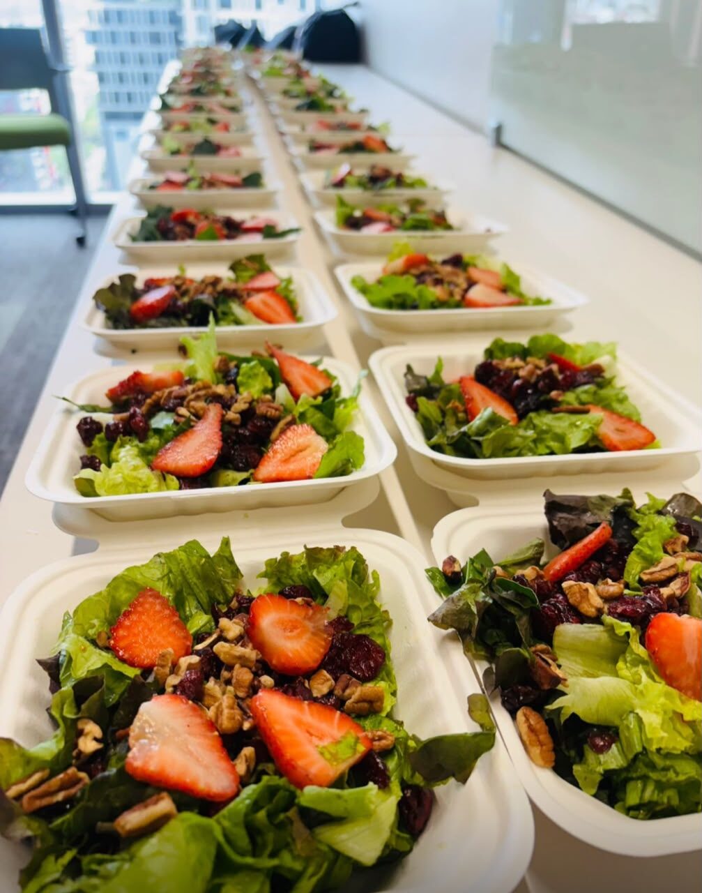 Ensaladas frescas con fresa, nuez y arándanos listas para evento empresarial