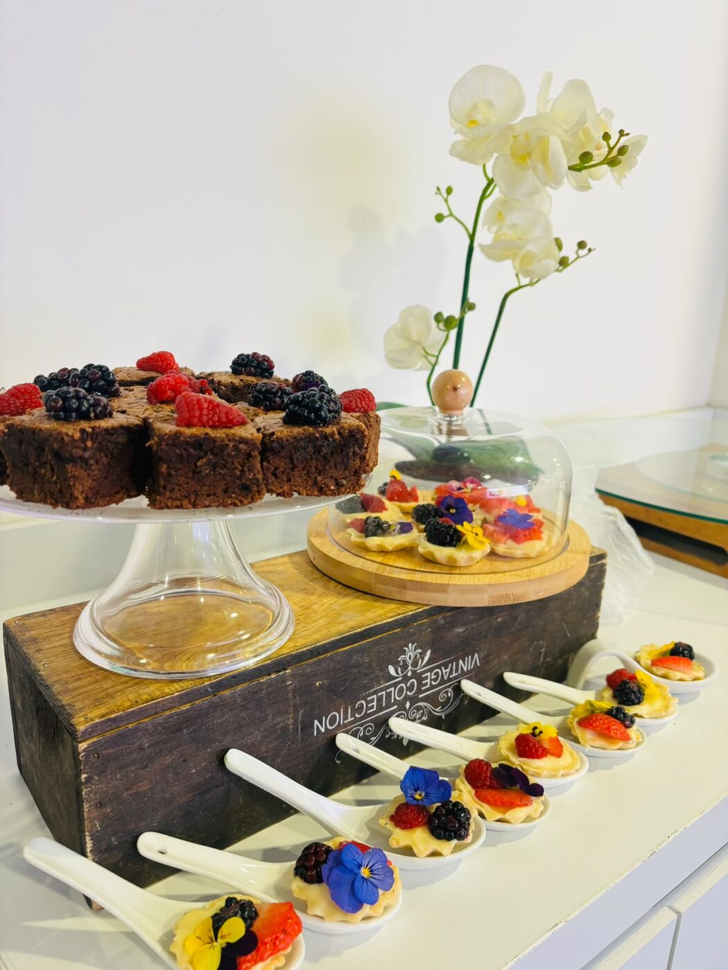 Brownies con frambuesas y zarzamoras en base de cristal con tartaletas de fruta
