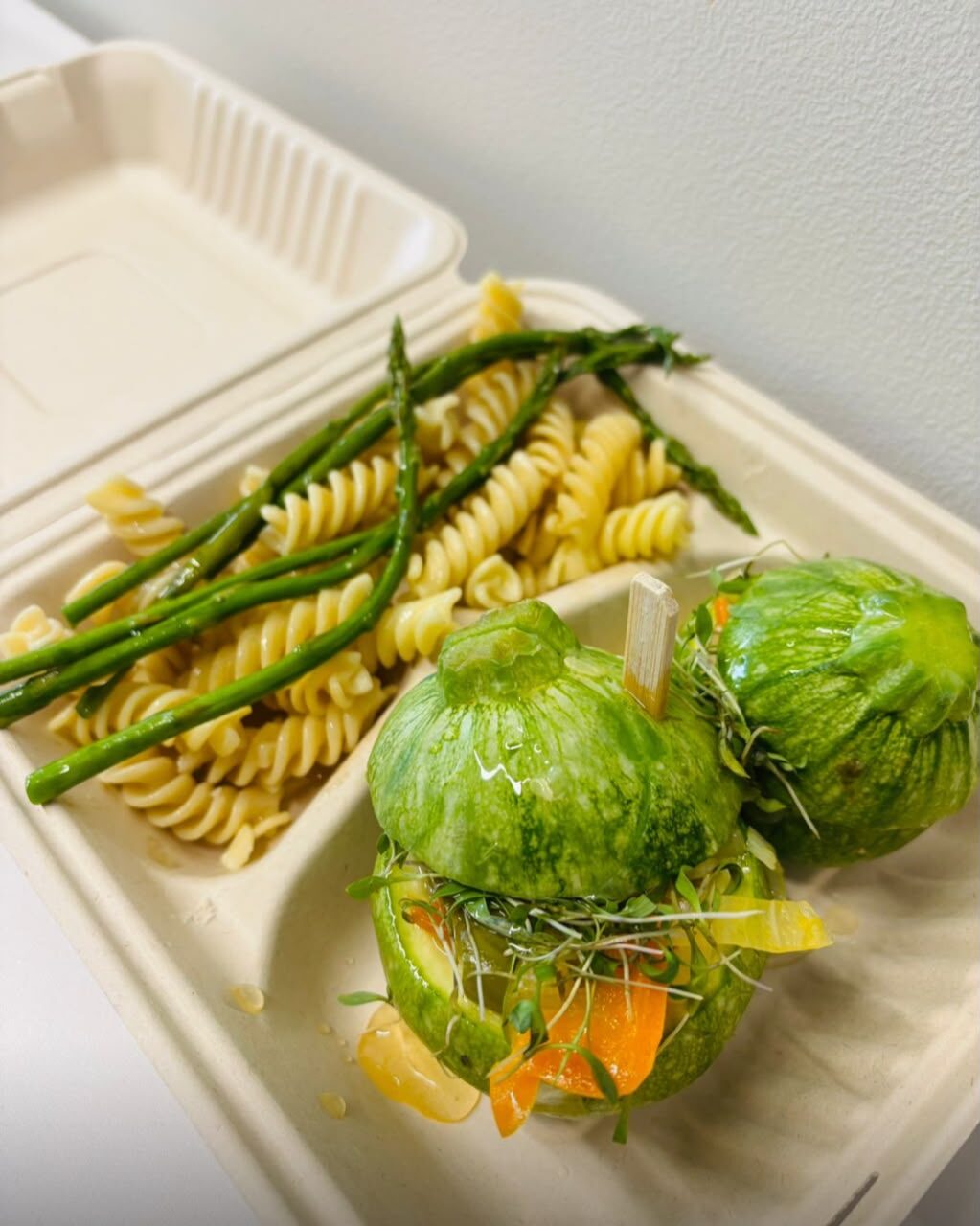 Calabacitas rellenas con pasta y espárragos en empaque biodegradable