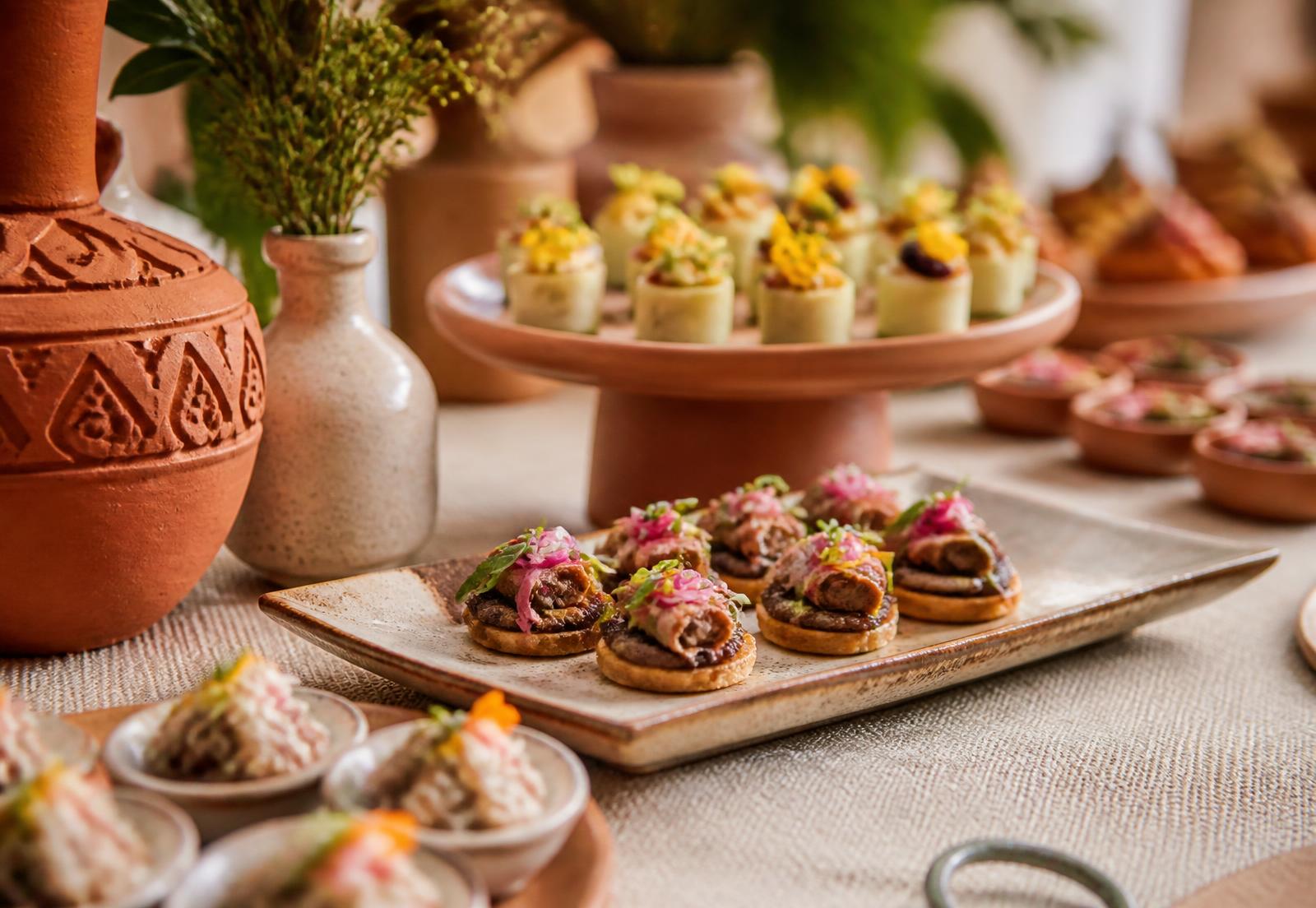 Mesa de bocadillos gourmet servida por Armando Tu Evento